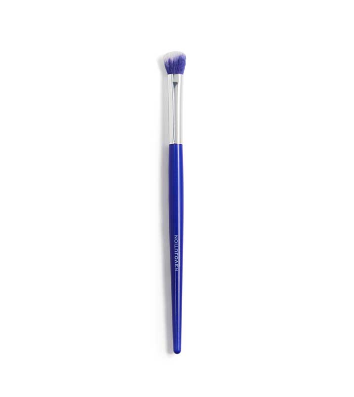 Revolution Relove Blending Brush Queen Fluffy - Premium Makeup Brush from Makeup Revolution - Just Rs 1030! Shop now at Cozmetica